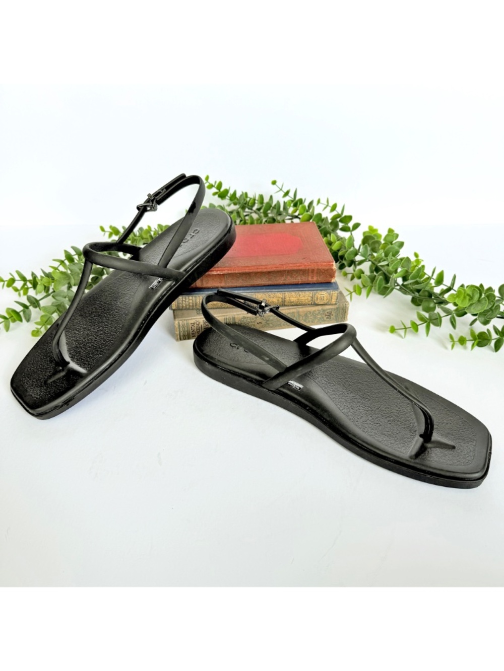 Crocs NWOB Miami Black Strappy Flip Flop Thong Sandals Women's Size 9